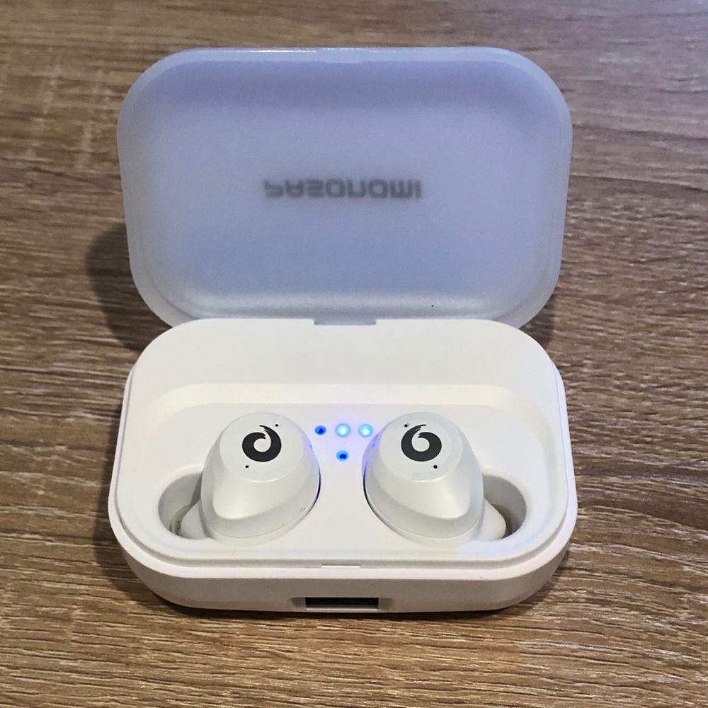 White Wireless Bluetooth Earbuds w/ Charging Case